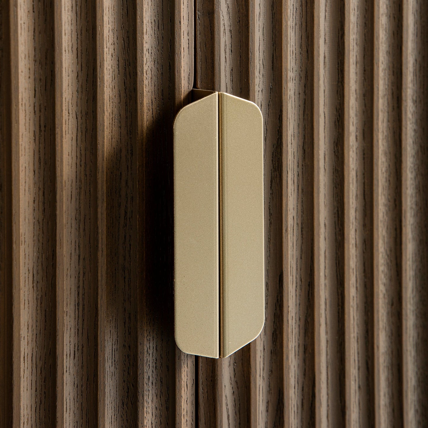 Grand buffet strié Richmond, frêne foncé