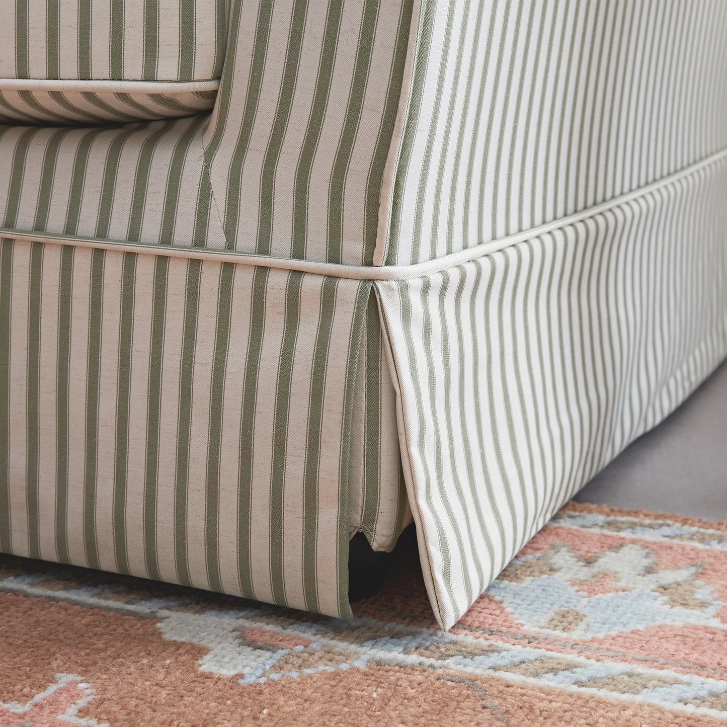 Canapé 2 places Fitz avec jupe, mélange de lin rayé sauge