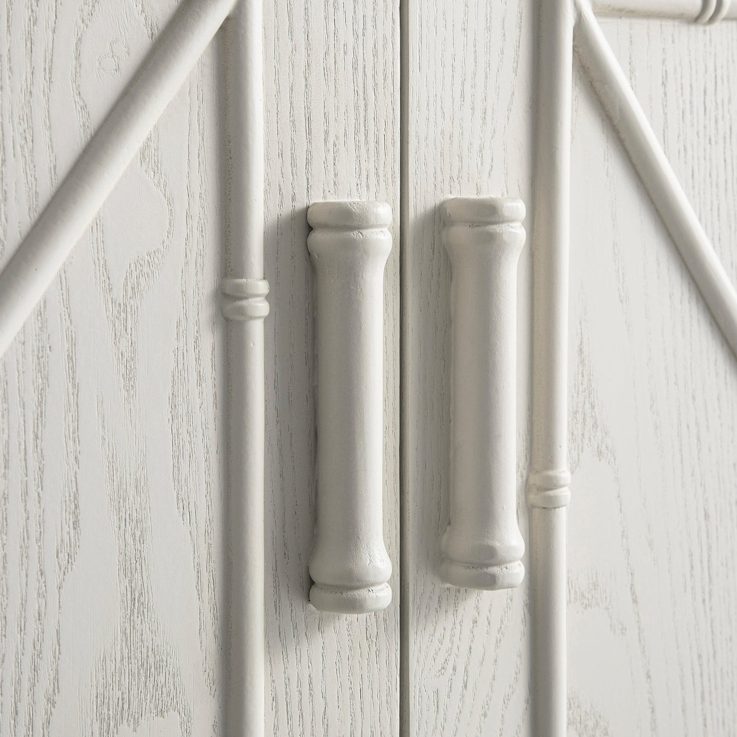 Petit buffet Elstowe en imitation bambou, blanc ombré