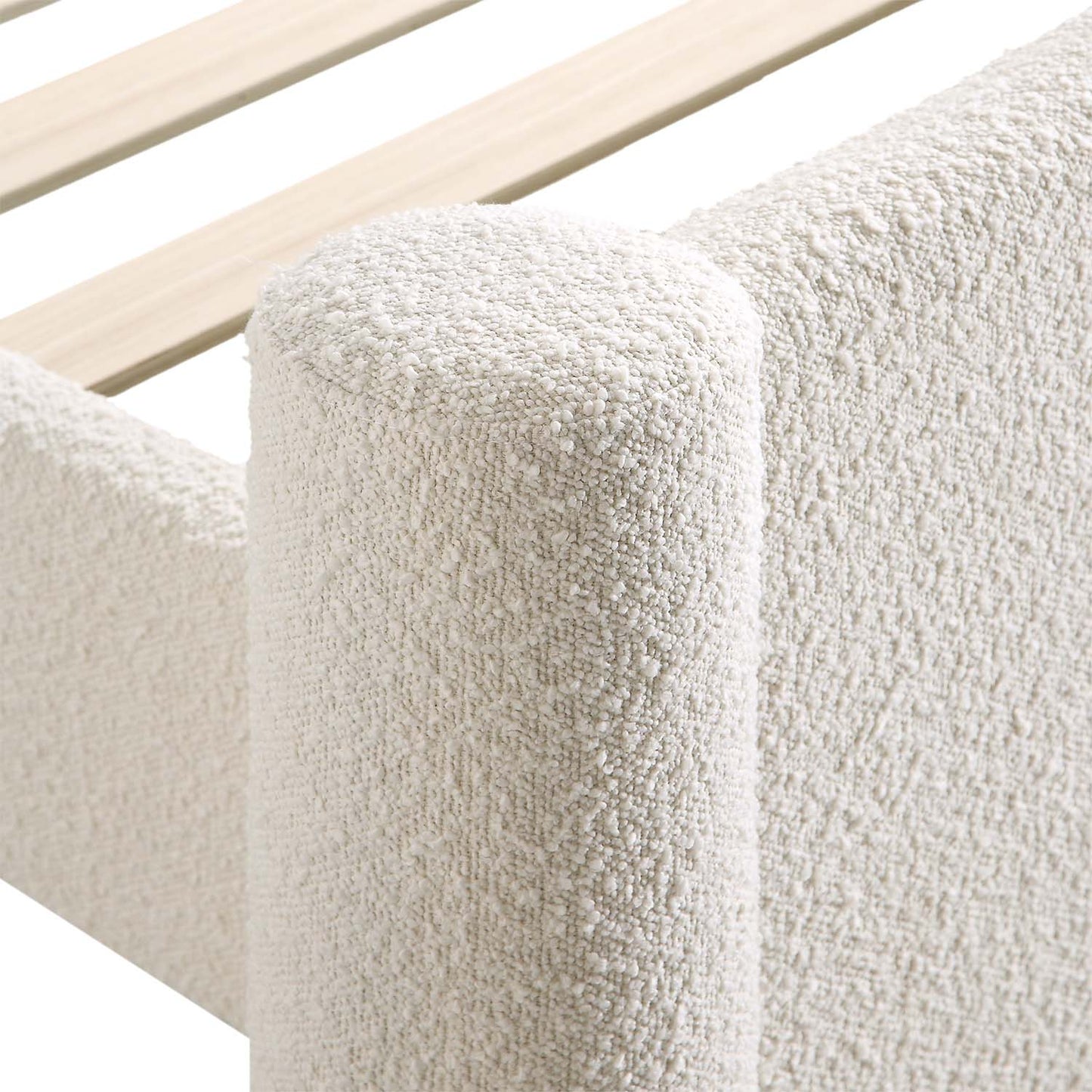 Lit à colonnes rembourré beige Boucle Galerie