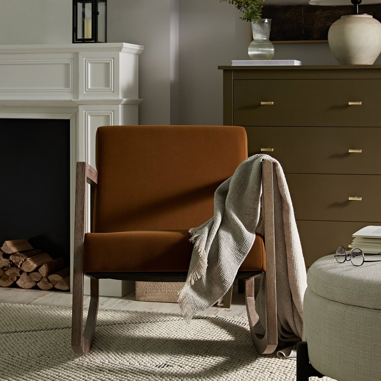 Fauteuil à bascule en velours cannelle Fyne en chêne patiné