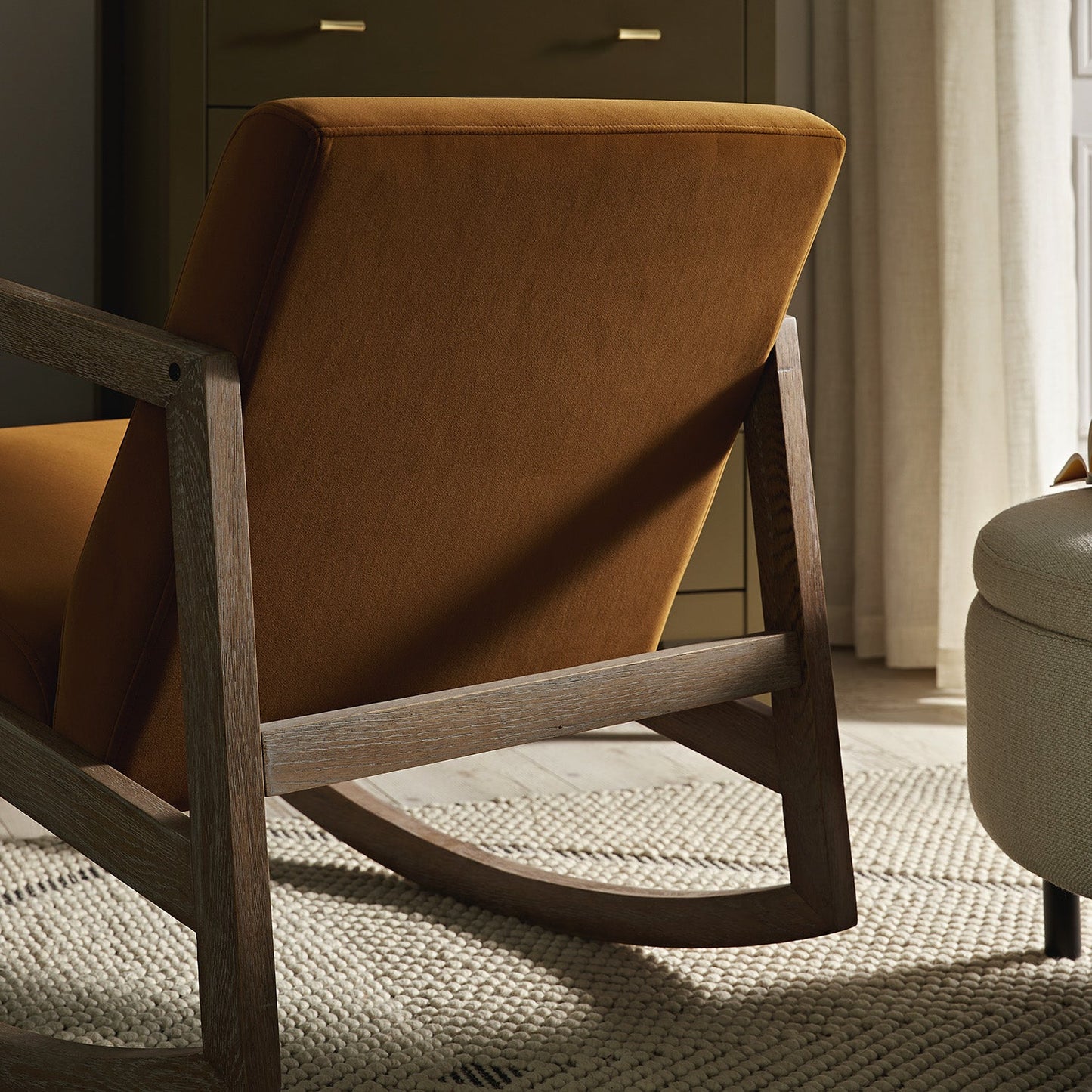 Fauteuil à bascule en velours cannelle Fyne en chêne patiné