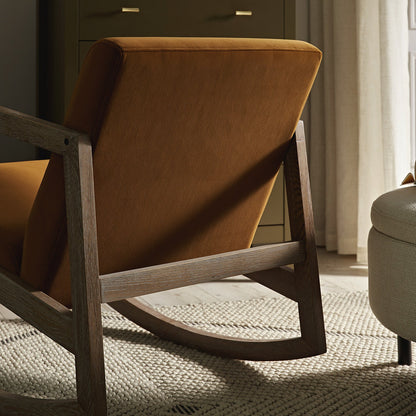 Fauteuil à bascule en velours cannelle Fyne en chêne patiné