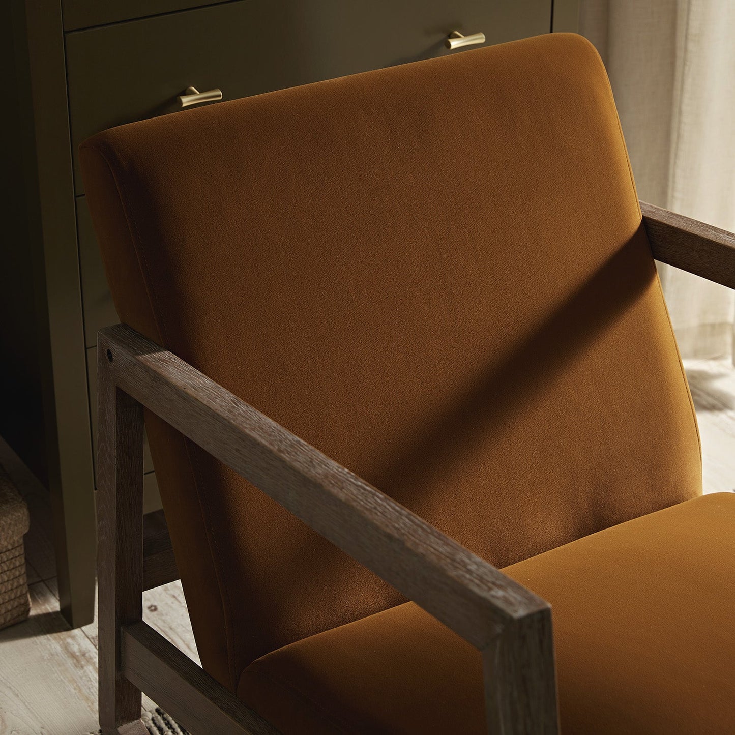 Fauteuil à bascule en velours cannelle Fyne en chêne patiné