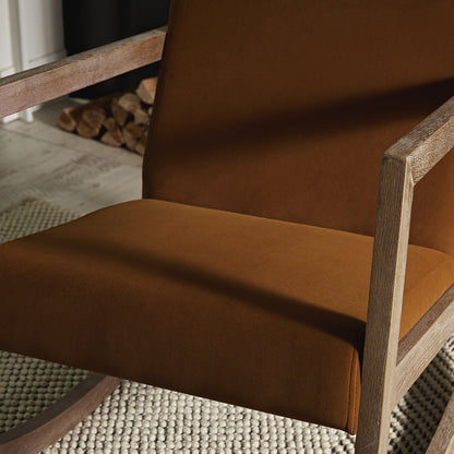 Fauteuil à bascule en velours cannelle Fyne en chêne patiné