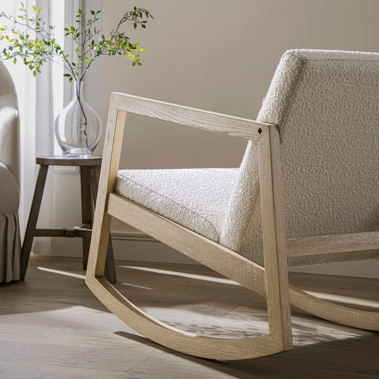 Fauteuil à bascule Fyne Ecru Boucle en chêne naturel