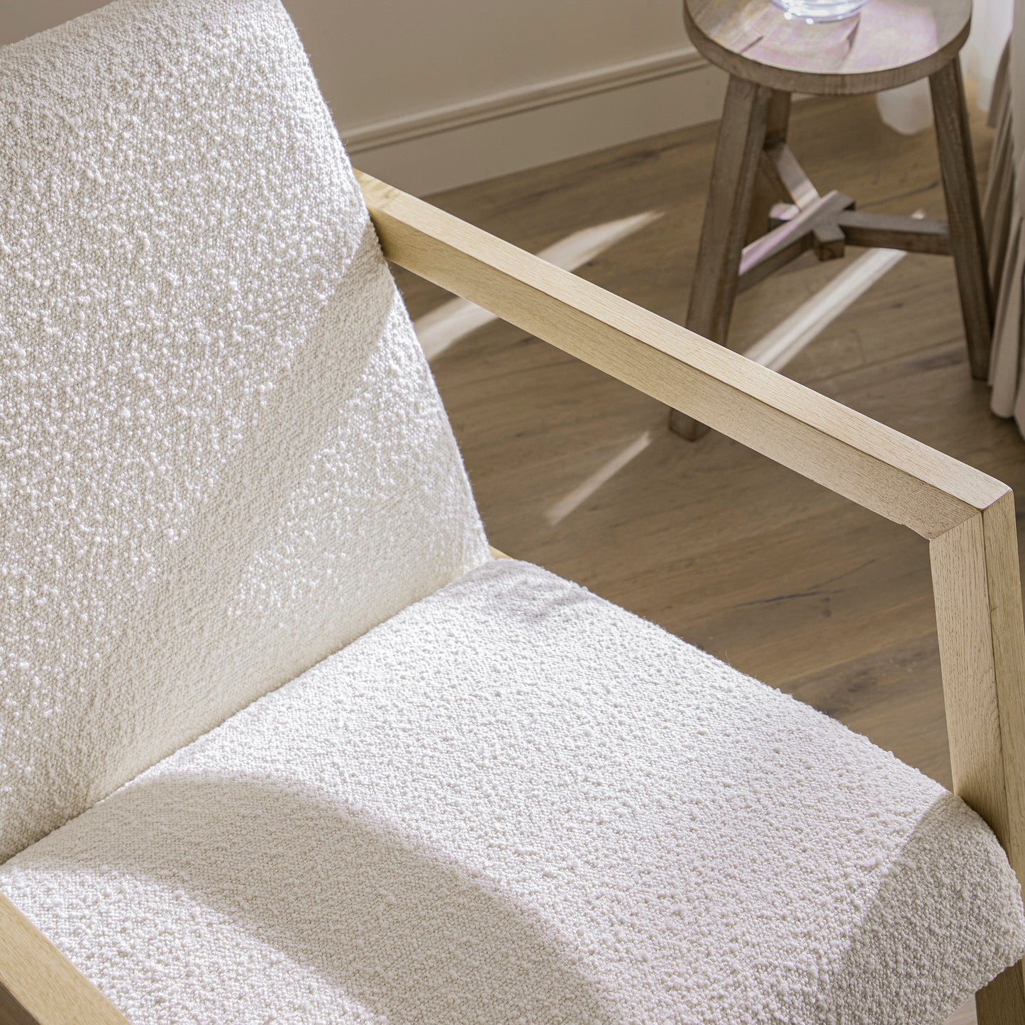 Fauteuil à bascule Fyne Ecru Boucle en chêne naturel
