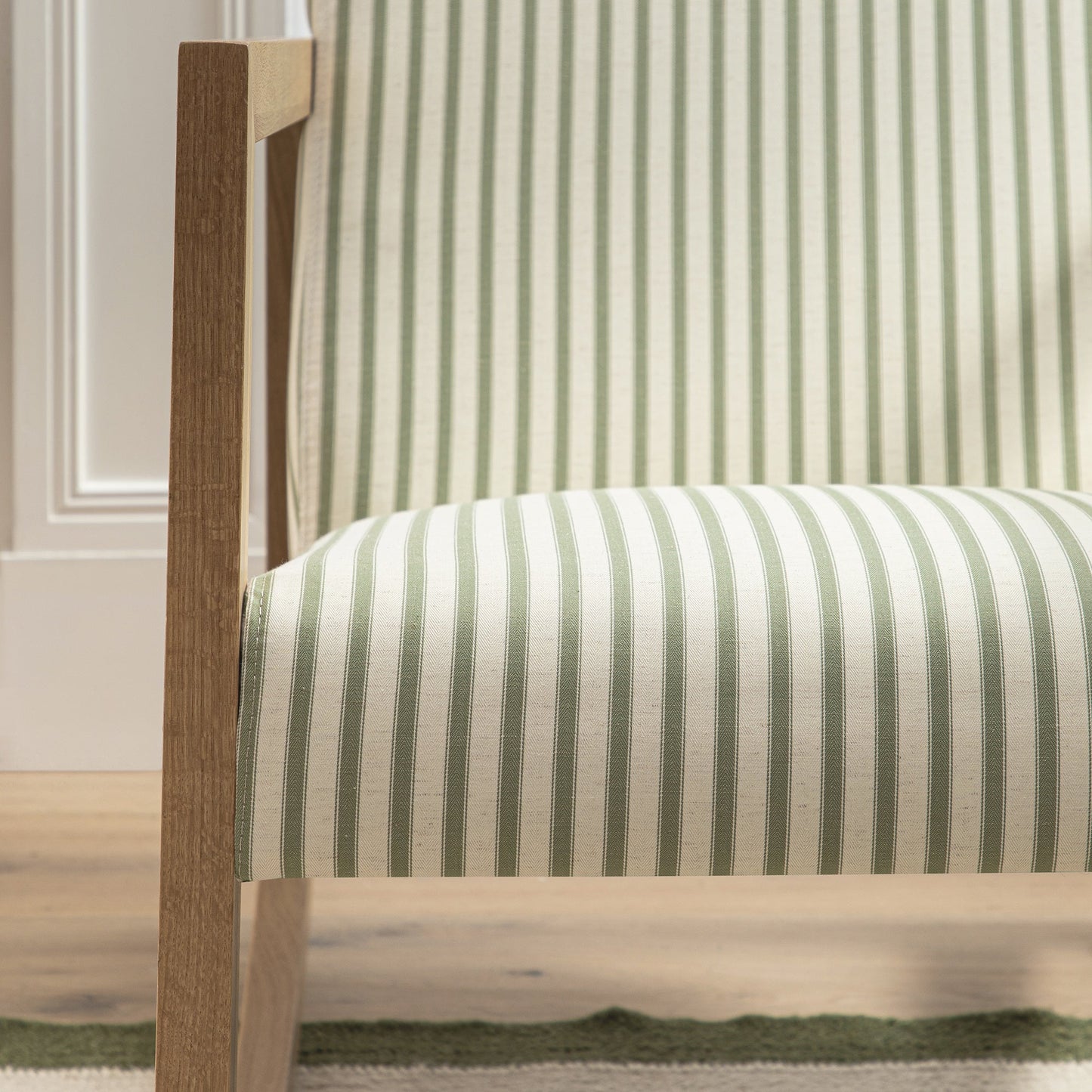 Fauteuil à bascule en chêne naturel à rayures Fyne Sage en lin mélangé