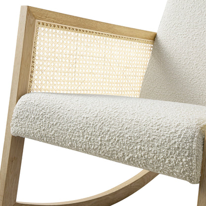 Fauteuil à bascule Fyne Ecru Boucle en chêne naturel avec accoudoirs en rotin
