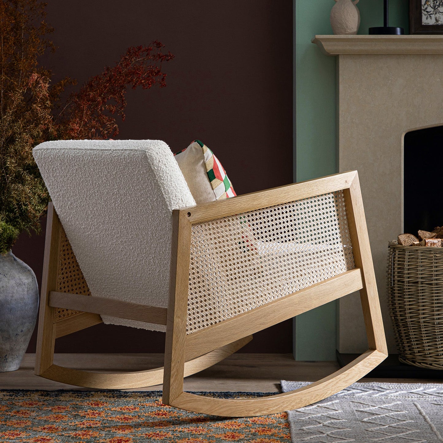 Fauteuil à bascule Fyne Ecru Boucle en chêne naturel avec accoudoirs en rotin