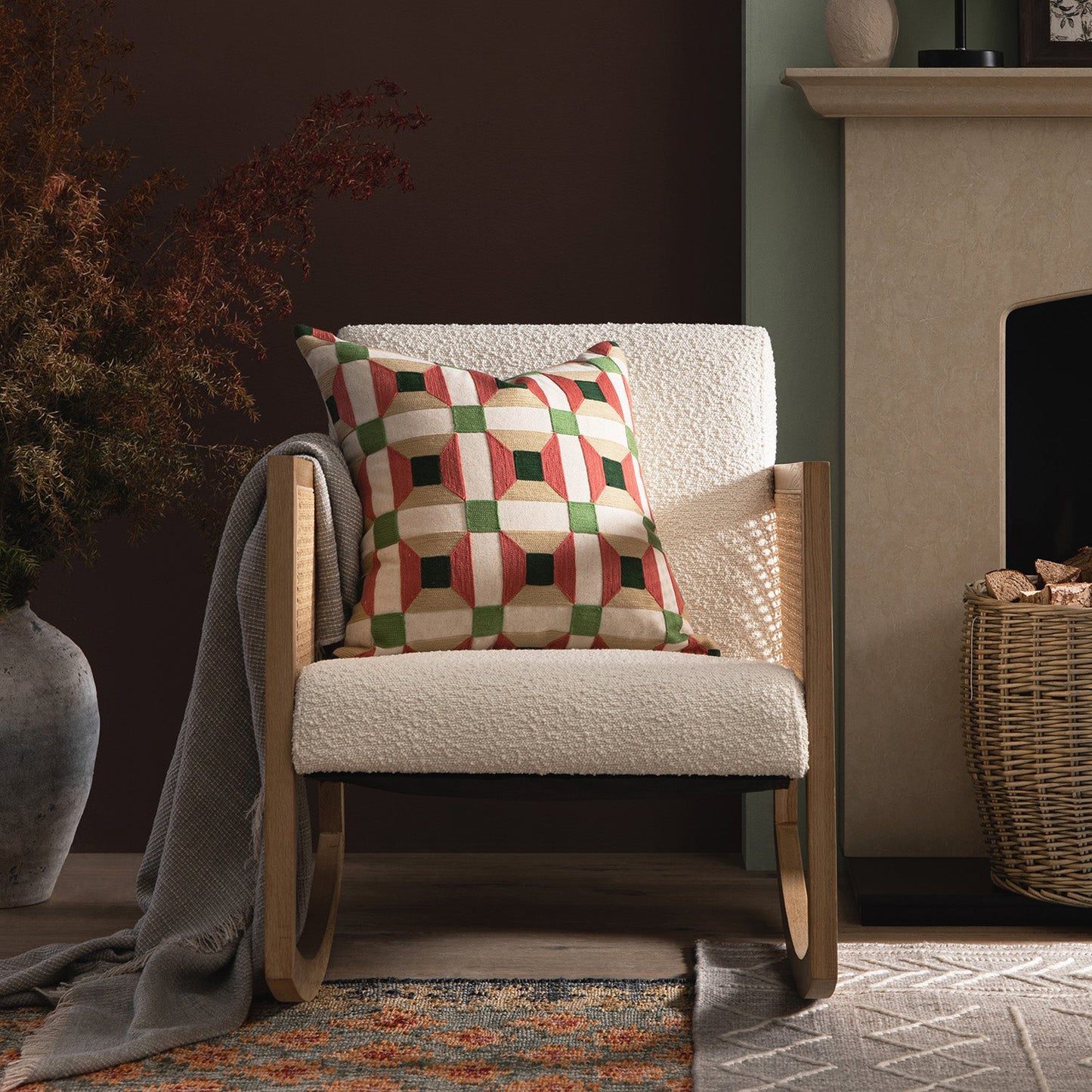 Fauteuil à bascule Fyne Ecru Boucle en chêne naturel avec accoudoirs en rotin