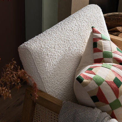 Fauteuil à bascule Fyne Ecru Boucle en chêne naturel avec accoudoirs en rotin