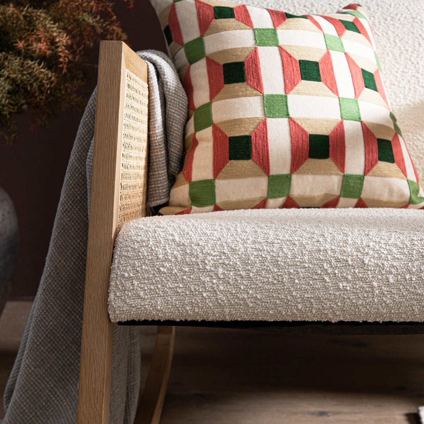 Fauteuil à bascule Fyne Ecru Boucle en chêne naturel avec accoudoirs en rotin