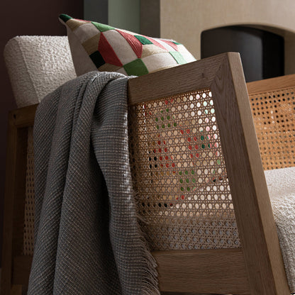 Fauteuil à bascule Fyne Ecru Boucle en chêne naturel avec accoudoirs en rotin