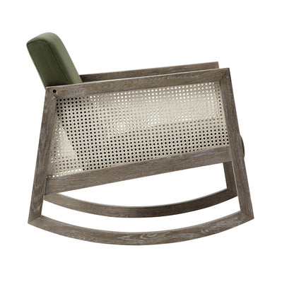 Fauteuil à bascule en velours vert mousse Fyne en chêne patiné avec accoudoirs en rotin