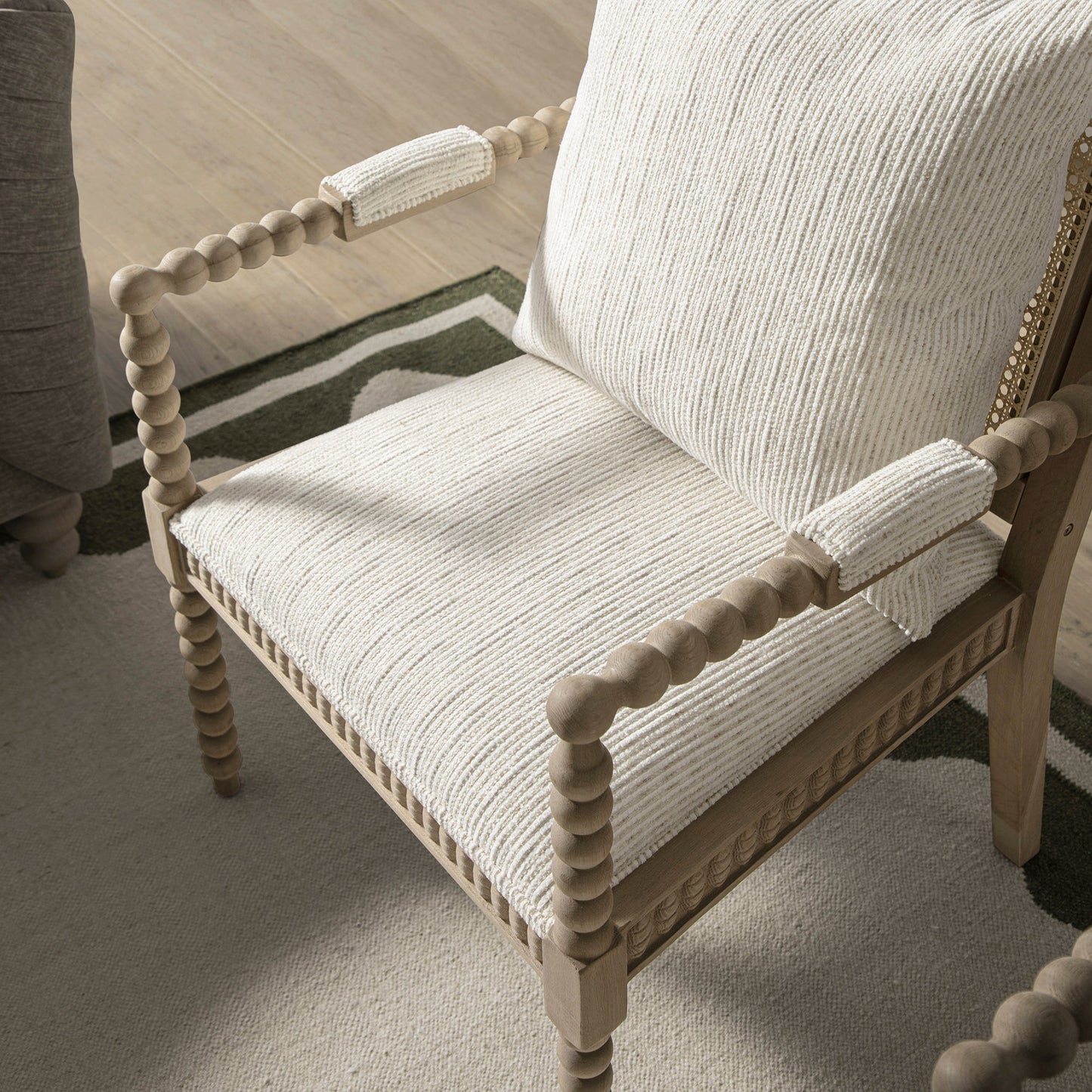 Fauteuil Hemingford en chêne lavé aux bobines, tissu texturé beige