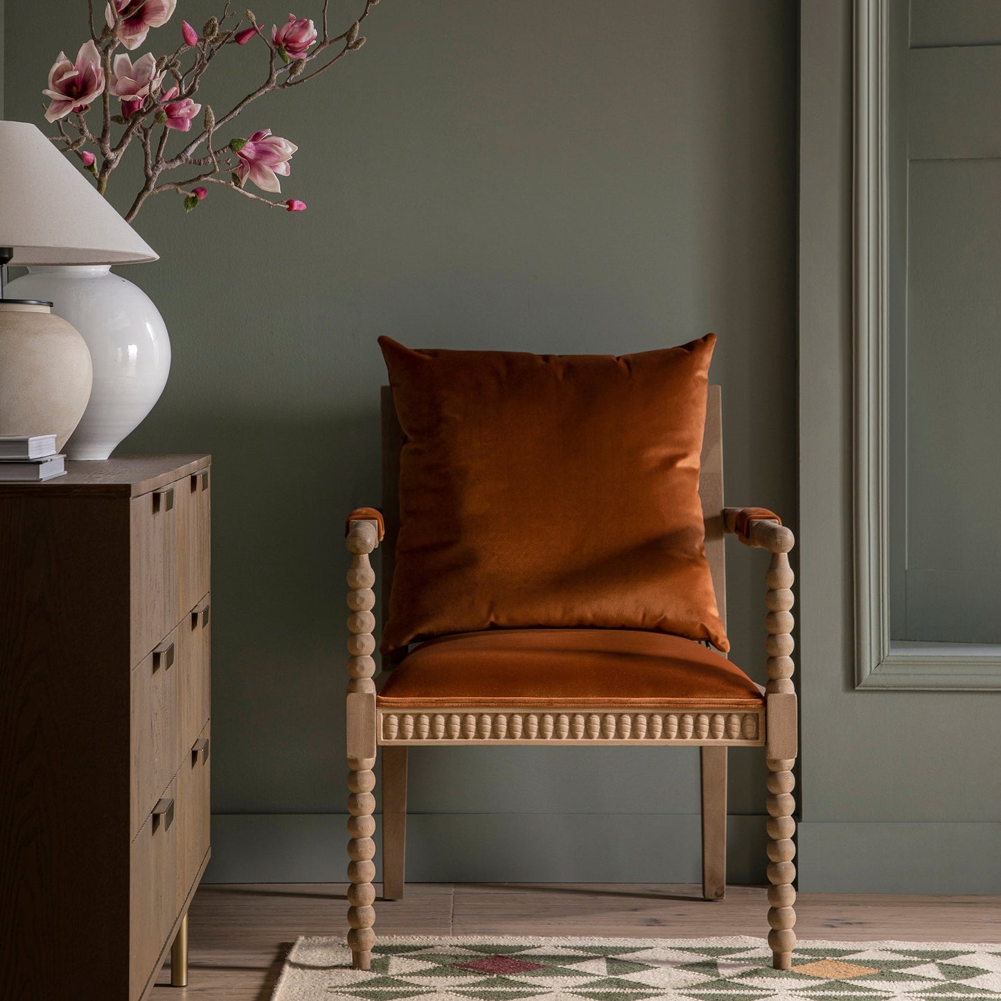 Fauteuil Hemingford en velours rouille et chêne lavé aux bobines