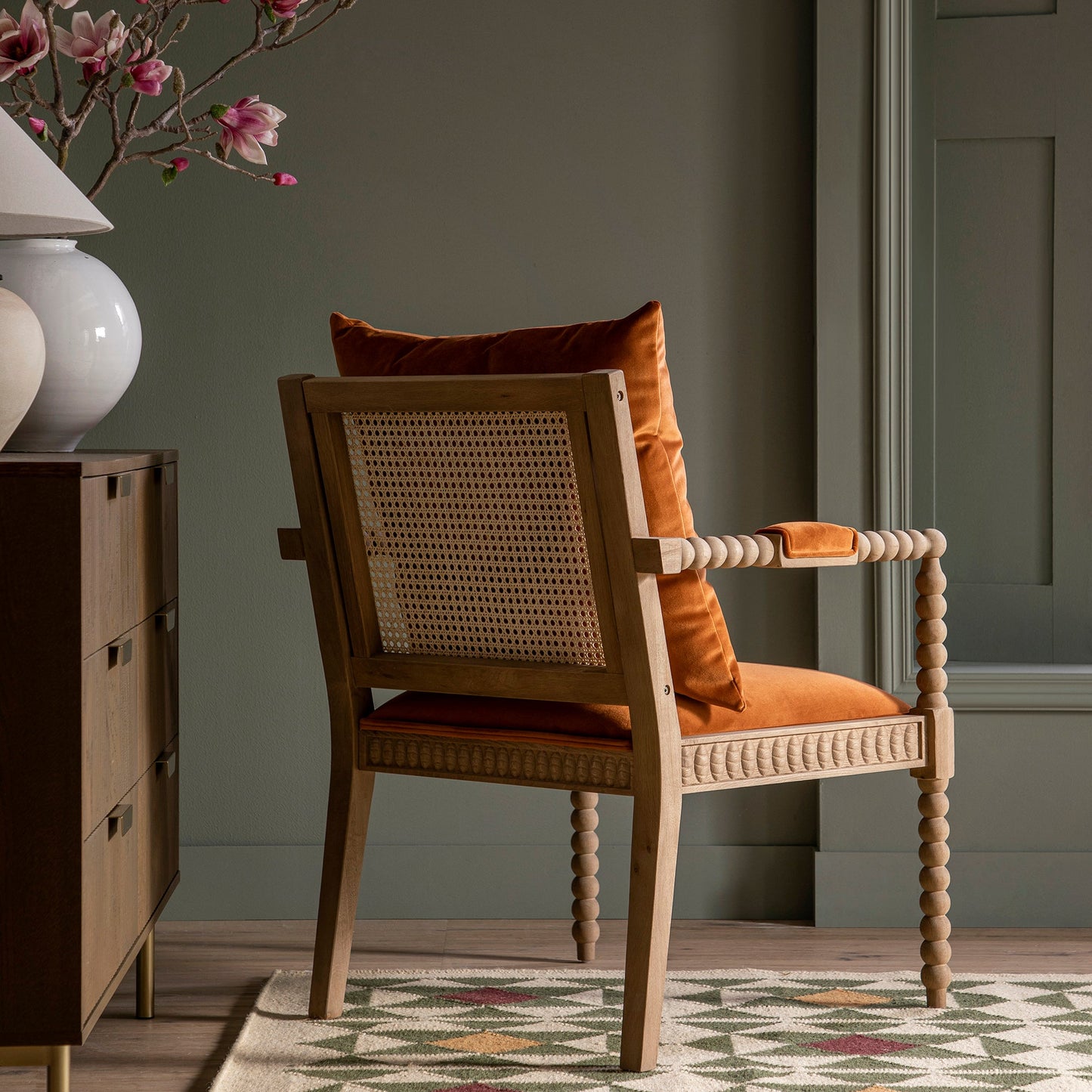 Fauteuil Hemingford en velours rouille et chêne lavé aux bobines