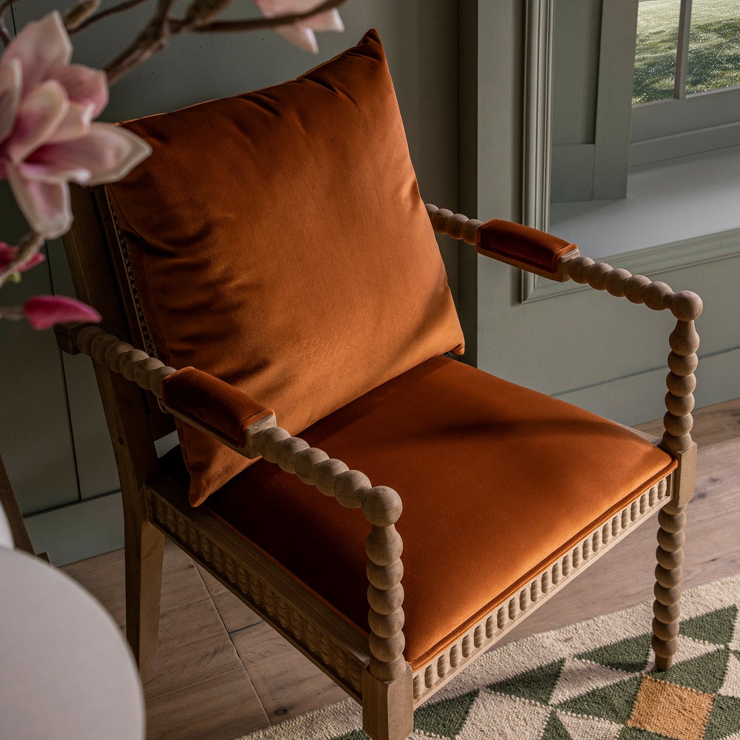 Fauteuil Hemingford en velours rouille et chêne lavé aux bobines