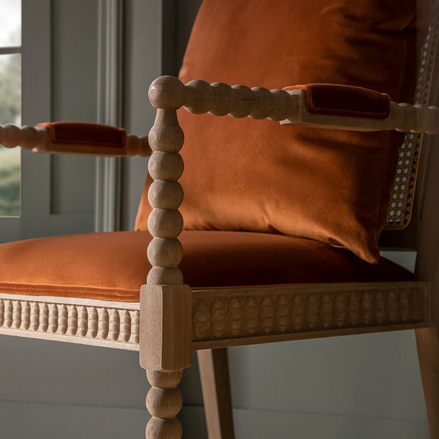 Fauteuil Hemingford en velours rouille et chêne lavé aux bobines