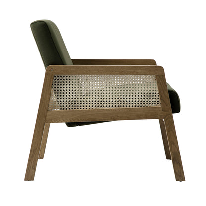 Fauteuil en rotin Fyne en velours vert mousse avec cadre en noyer clair
