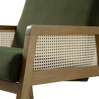 Fauteuil en rotin Fyne en velours vert mousse avec cadre en noyer clair