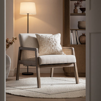 Fauteuil en rotin avec cadre en chêne patiné et tissu avoine Fyne