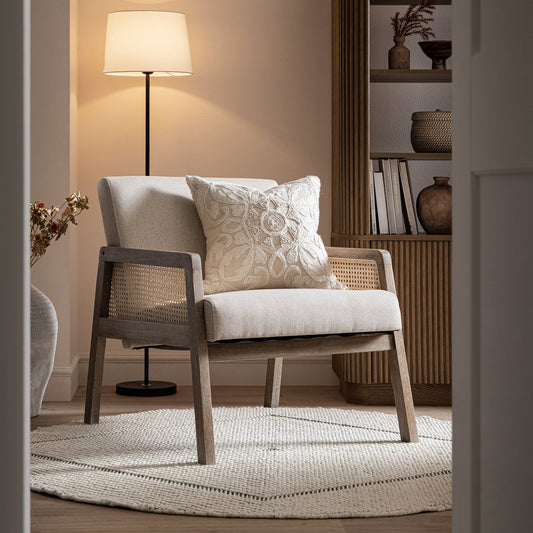 Fauteuil en rotin avec cadre en chêne patiné et tissu avoine Fyne