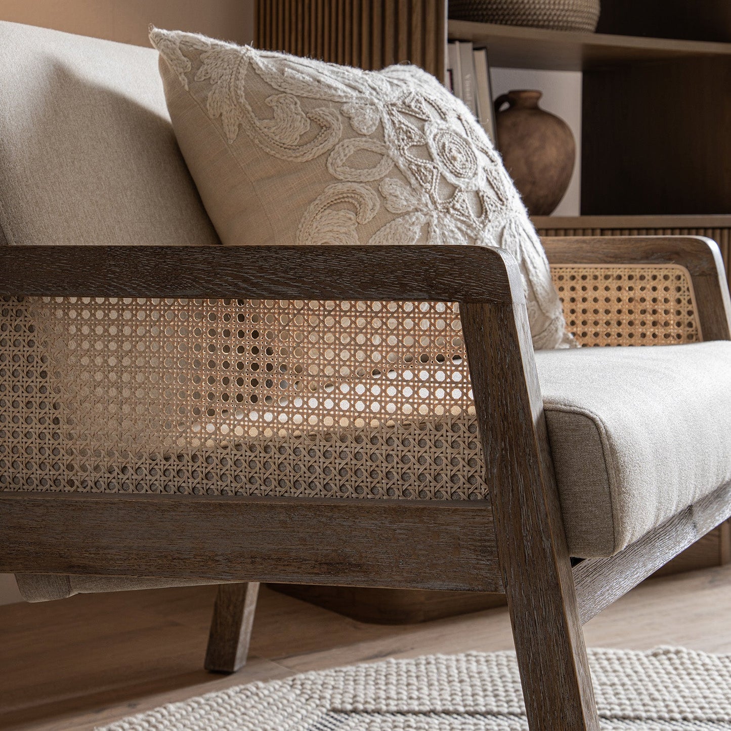 Fauteuil en rotin avec cadre en chêne patiné et tissu avoine Fyne