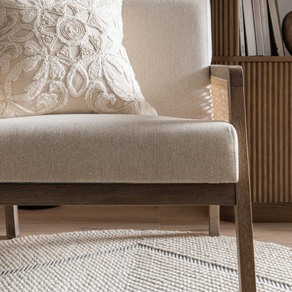 Fauteuil en rotin avec cadre en chêne patiné et tissu avoine Fyne