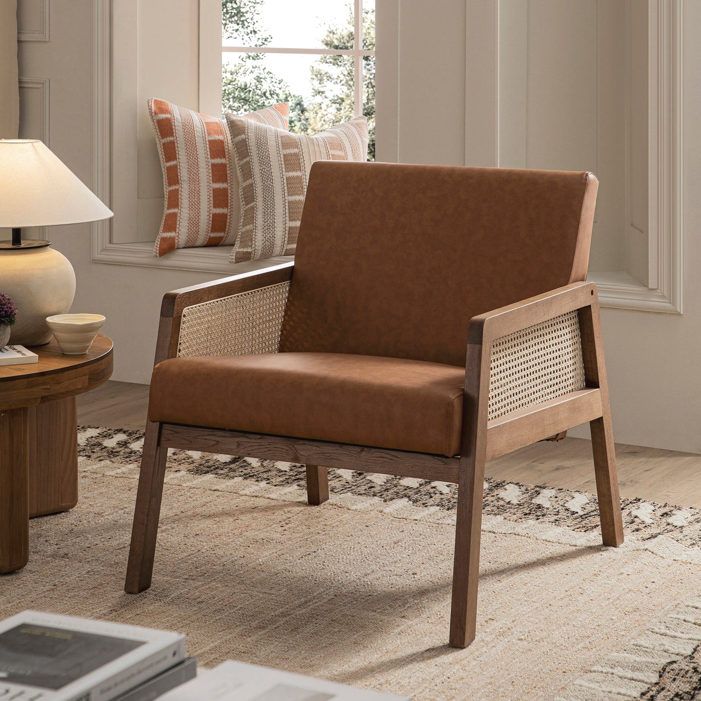 Fauteuil en rotin et similicuir Fyne Tan avec cadre en noyer clair