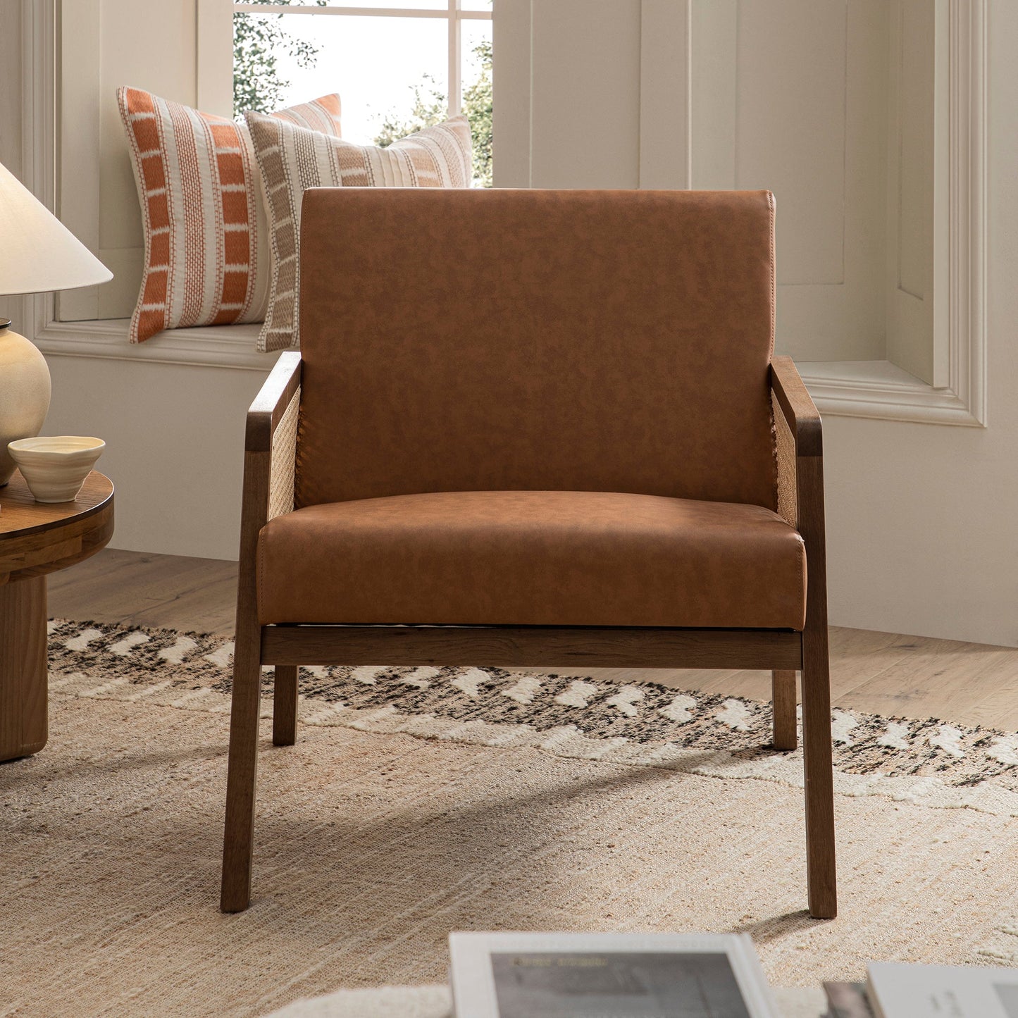 Fauteuil en rotin et similicuir Fyne Tan avec cadre en noyer clair