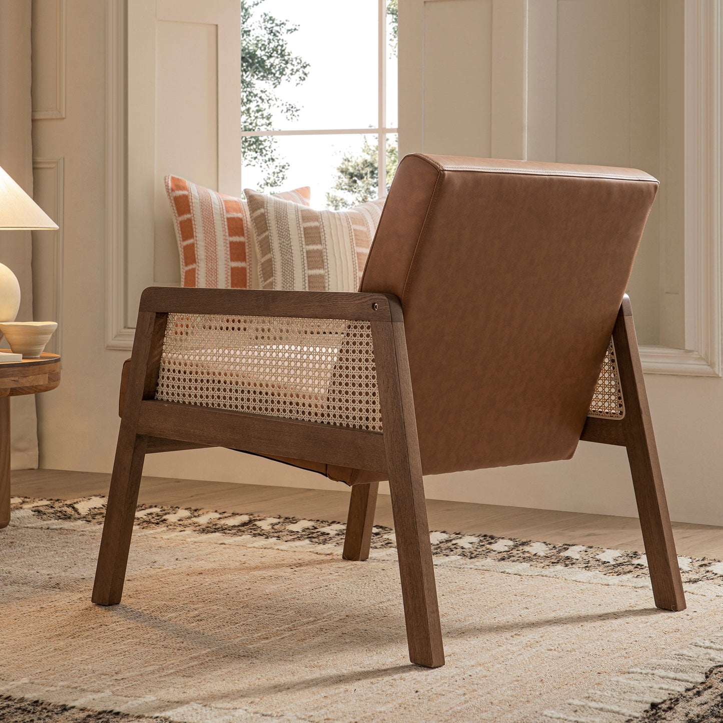 Fauteuil en rotin et similicuir Fyne Tan avec cadre en noyer clair