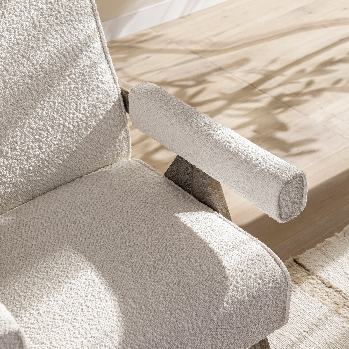 Chaise d'appoint Chinnor Beige Boucle avec cadre en chêne patiné