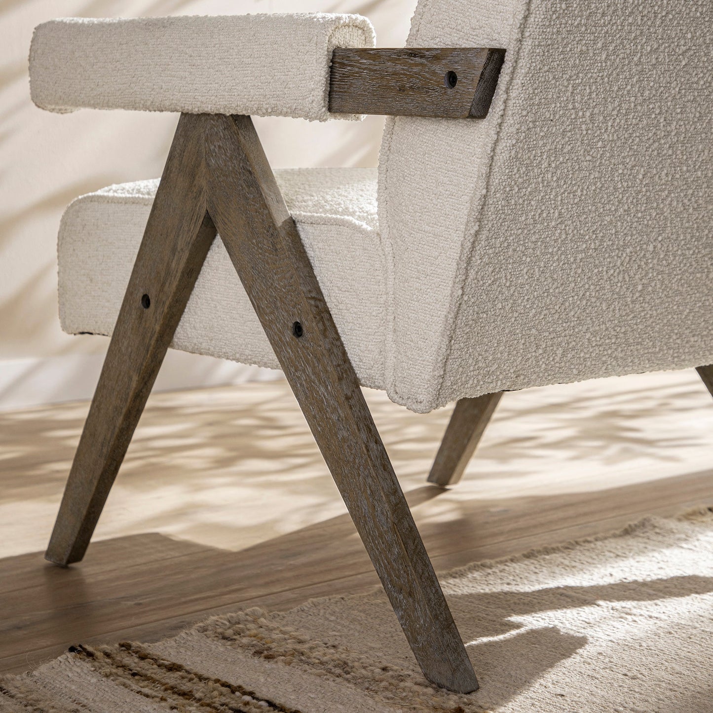 Chaise d'appoint Chinnor Beige Boucle avec cadre en chêne patiné