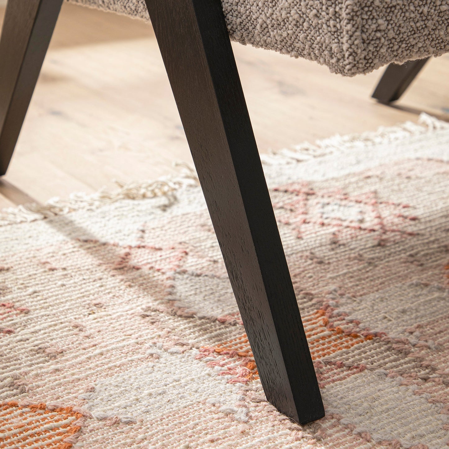 Chaise d'appoint Chinnor Taupe Boucle avec cadre en chêne noir