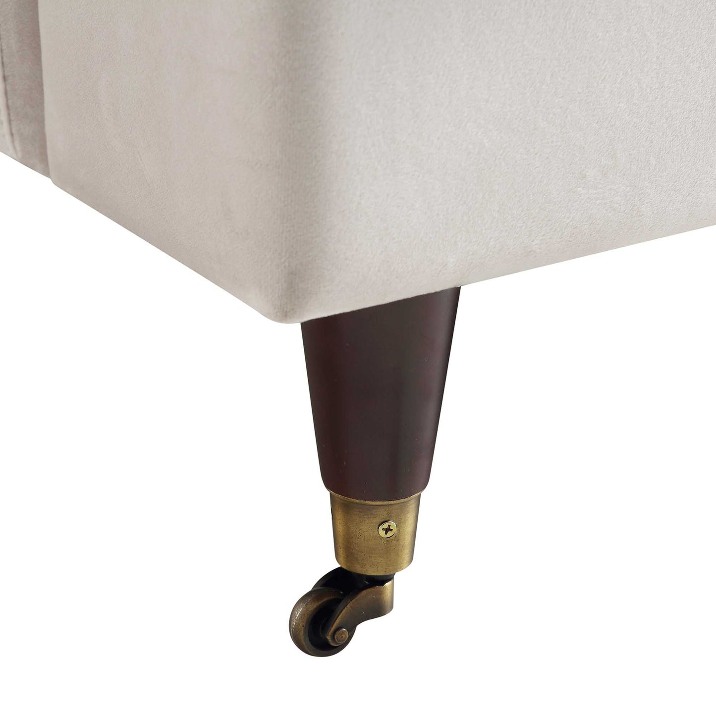 Fauteuil Brigette en velours beige avec pieds à roulettes en laiton antique