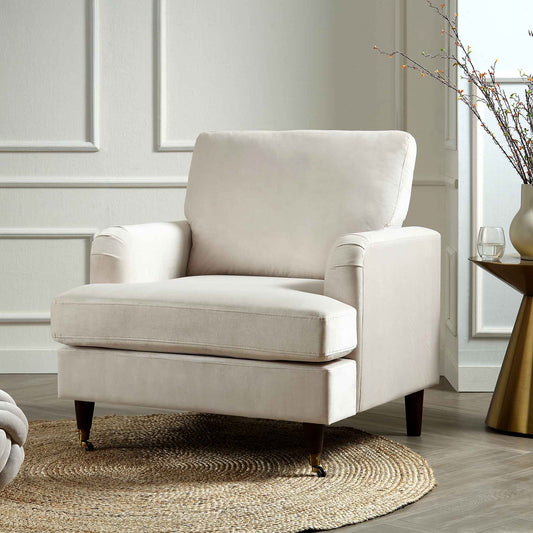 Fauteuil Brigette en velours beige avec pieds à roulettes en laiton antique
