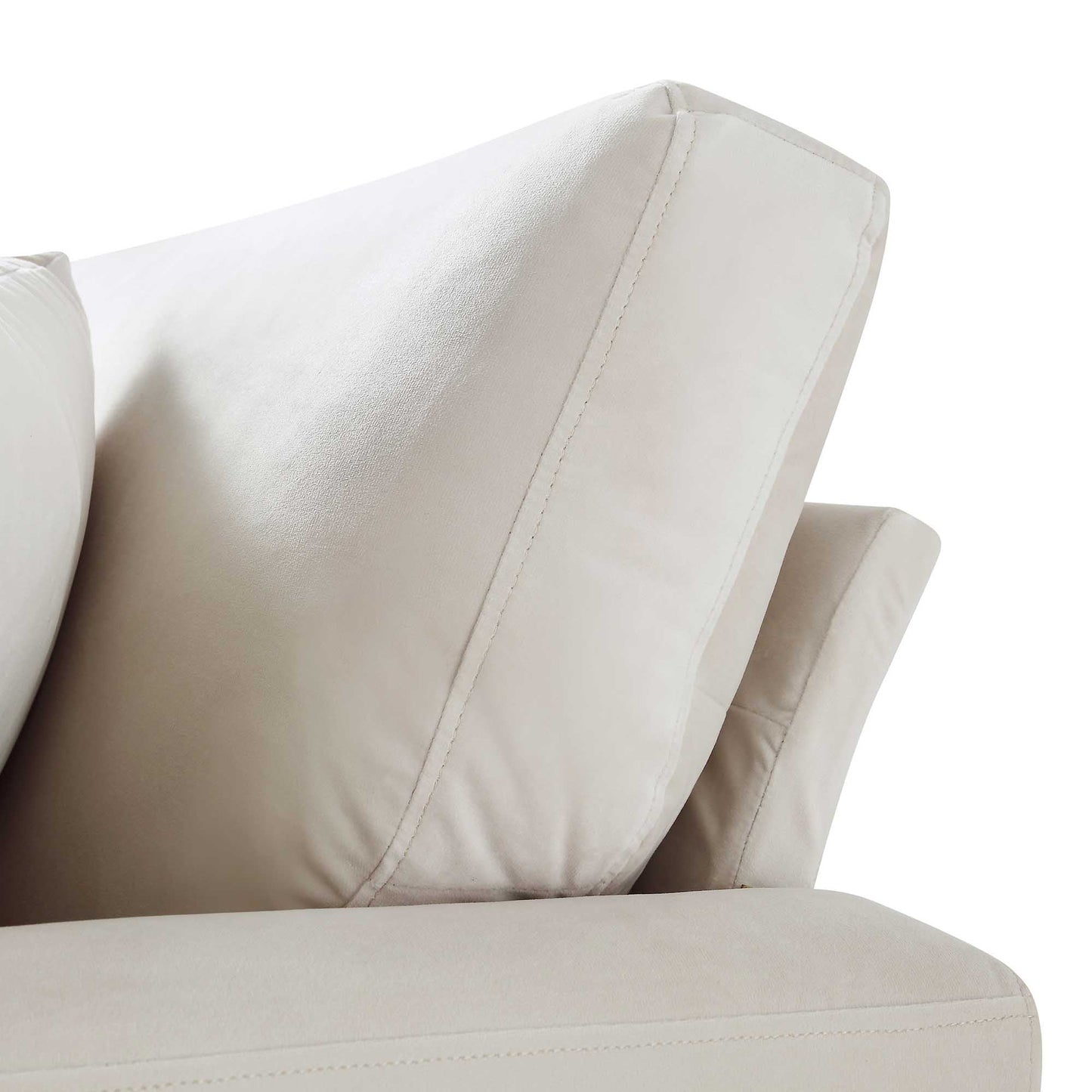 Canapé 3 places Brigette en velours beige avec pieds à roulettes en laiton antique