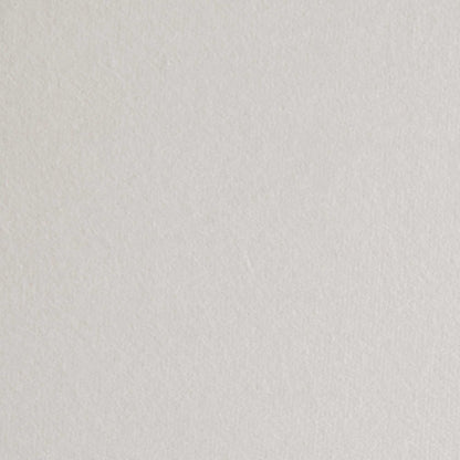 Canapé 2 places Brigette en velours beige avec pieds à roulettes en laiton antique