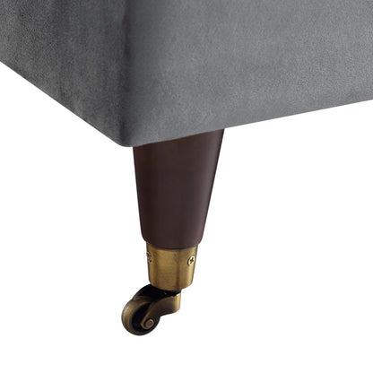 Fauteuil Brigette en velours gris avec pieds à roulettes en laiton antique