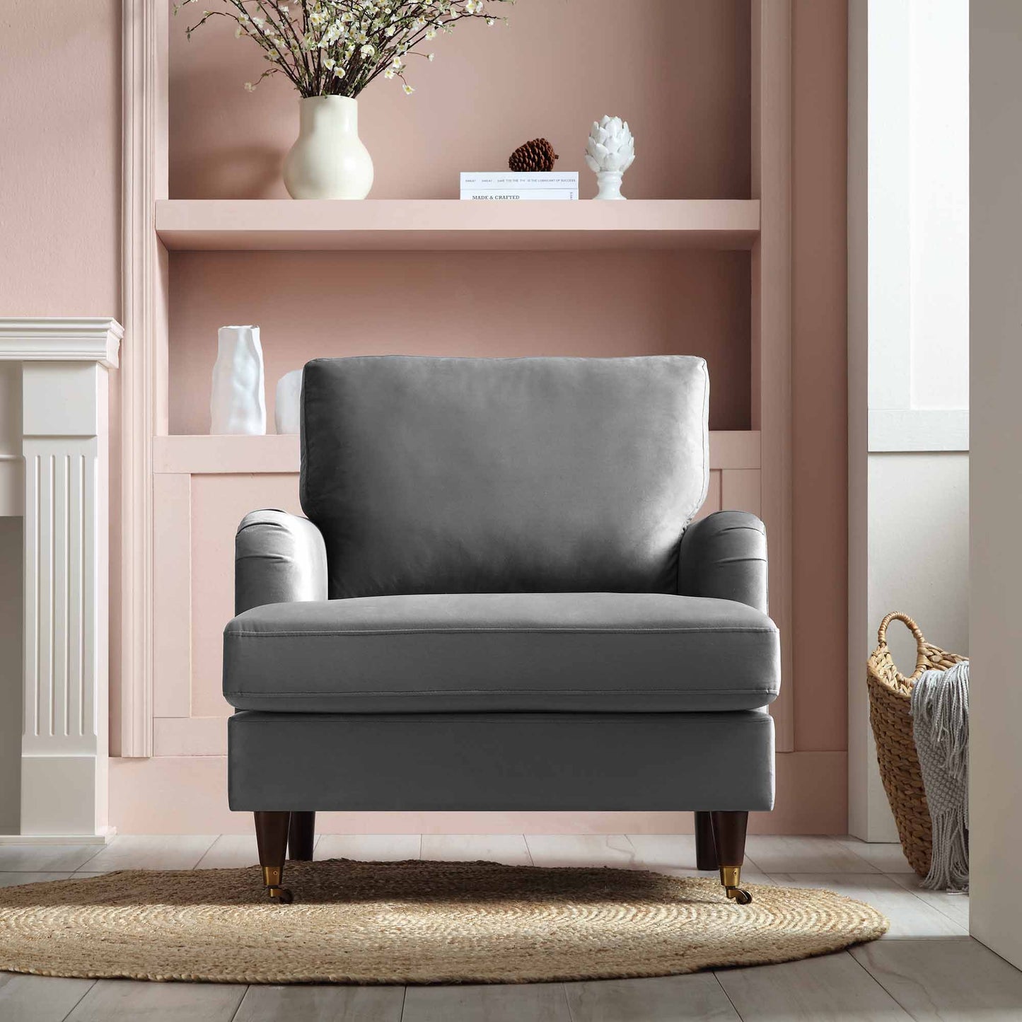 Fauteuil Brigette en velours gris avec pieds à roulettes en laiton antique