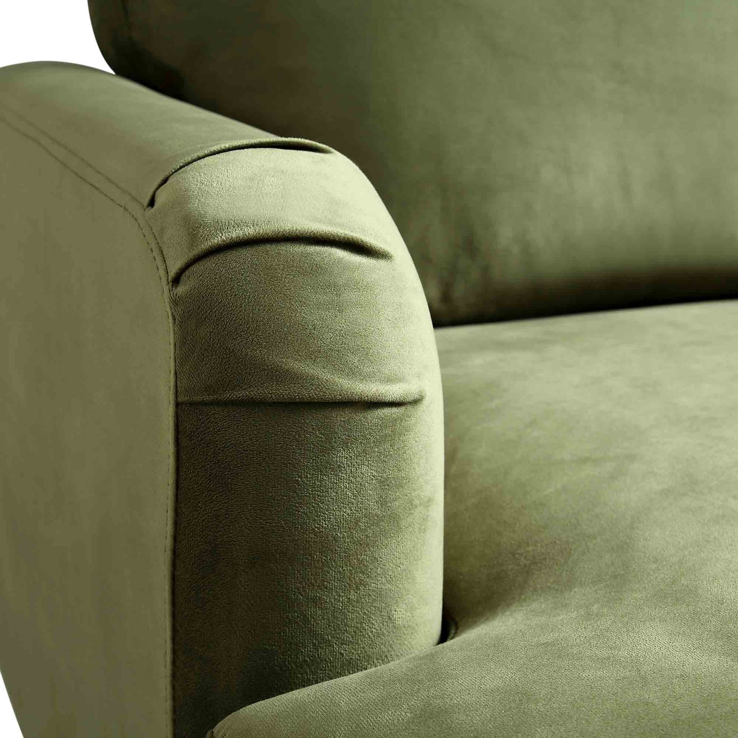 Fauteuil Brigette en velours vert olive avec pieds à roulettes en laiton antique