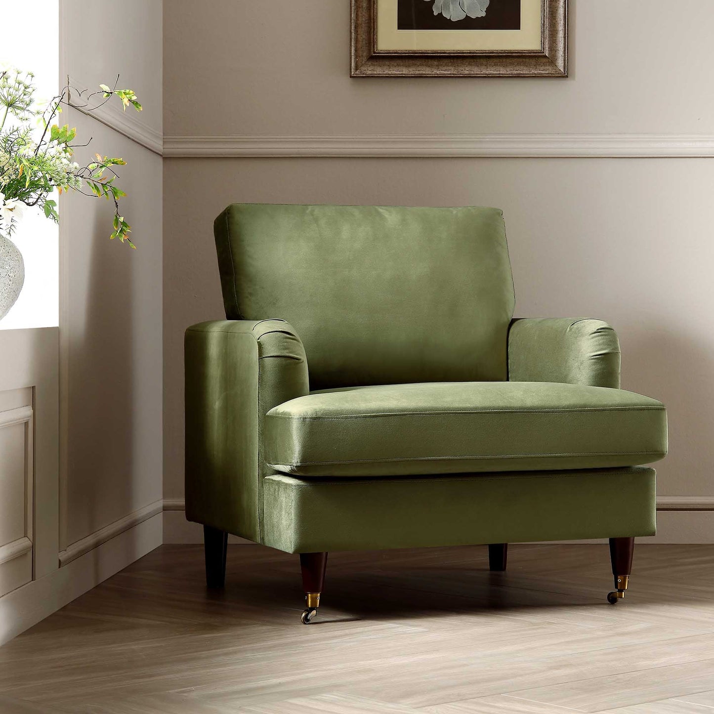 Fauteuil Brigette en velours vert olive avec pieds à roulettes en laiton antique