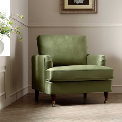 Fauteuil Brigette en velours vert olive avec pieds à roulettes en laiton antique