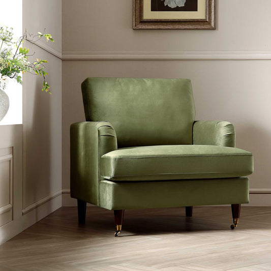 Fauteuil Brigette en velours vert olive avec pieds à roulettes en laiton antique