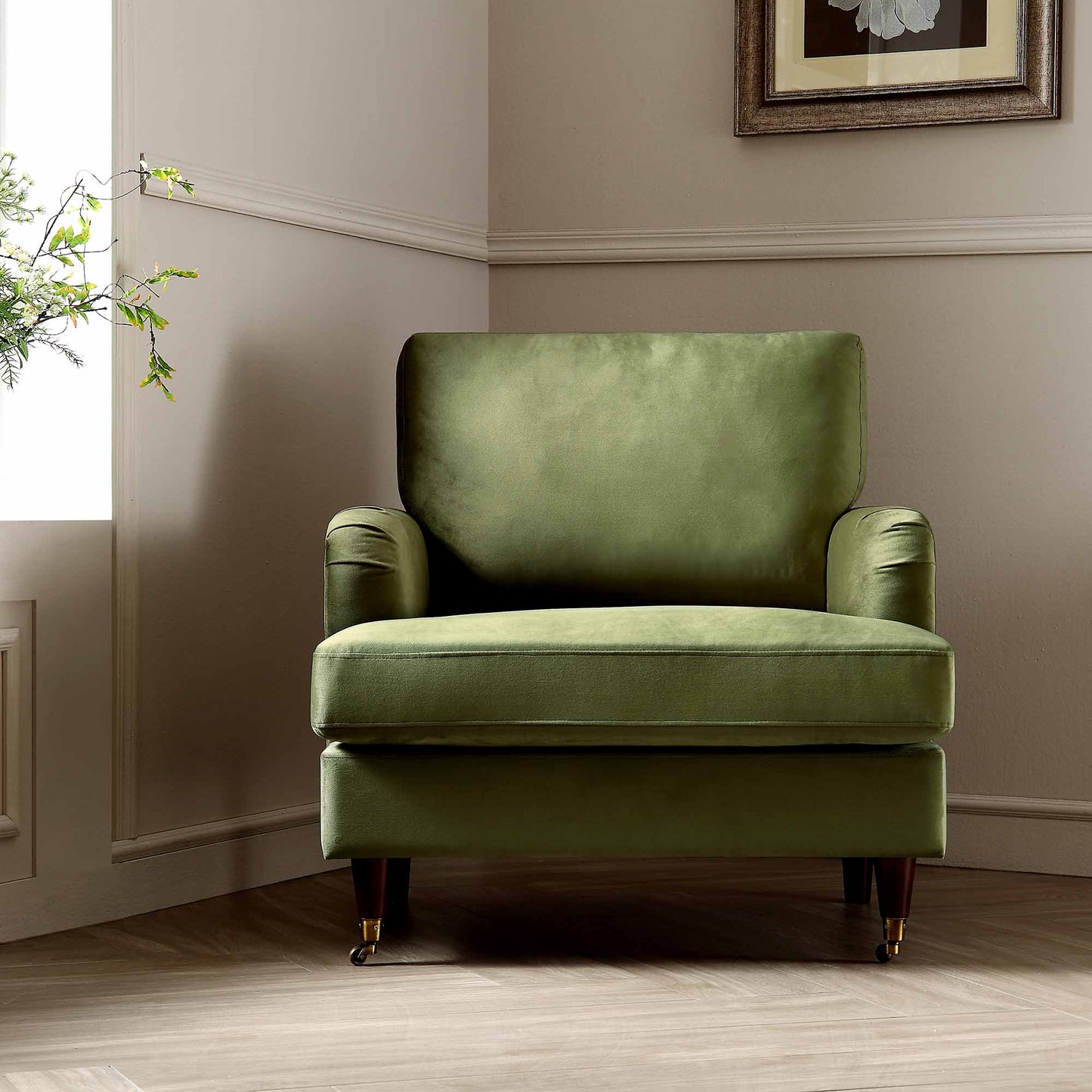 Fauteuil Brigette en velours vert olive avec pieds à roulettes en laiton antique