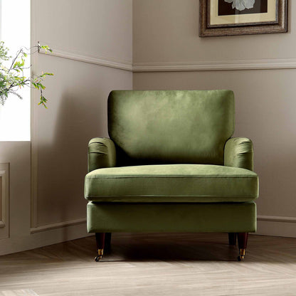 Fauteuil Brigette en velours vert olive avec pieds à roulettes en laiton antique