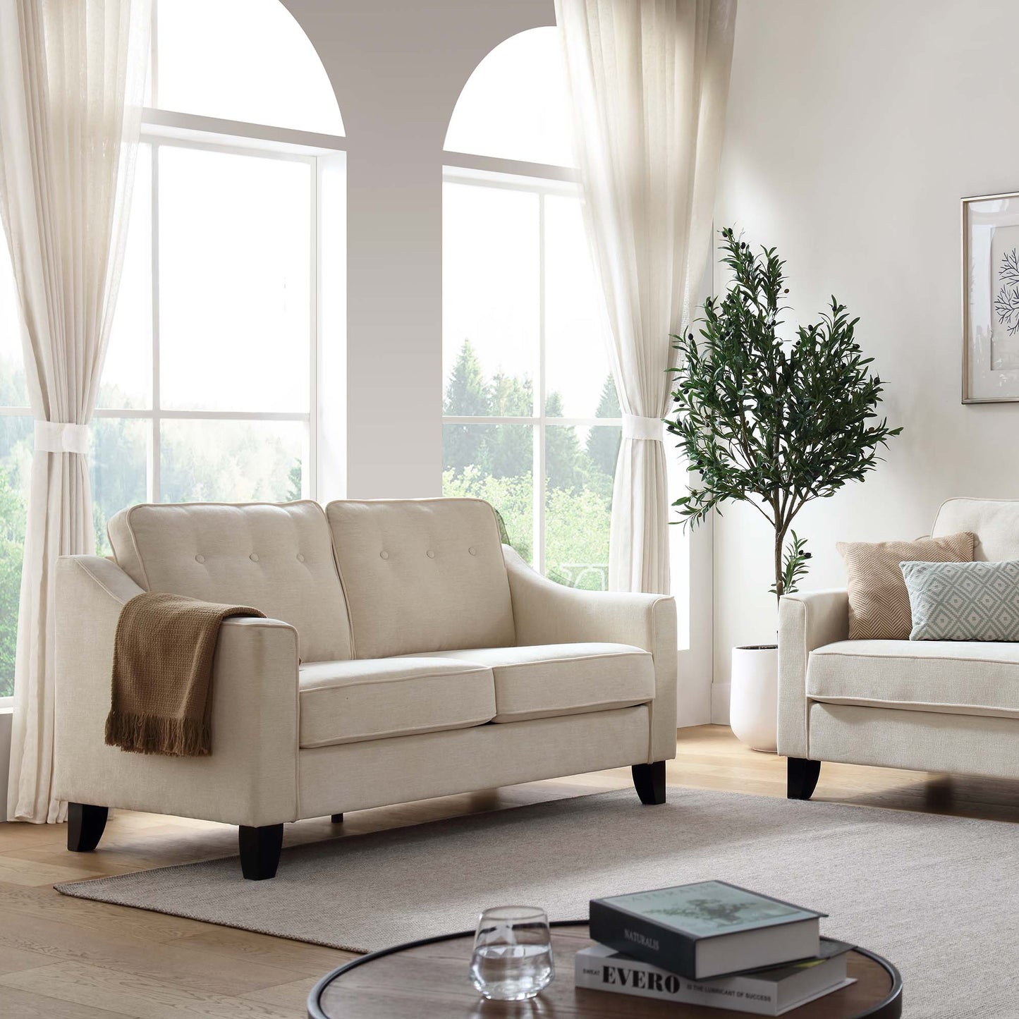 Canapé 2 places Harper en tissu tissé beige avec accoudoirs inclinés