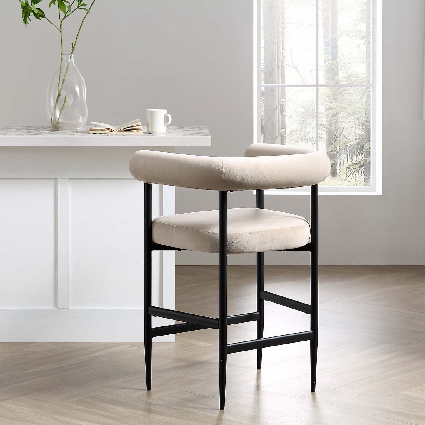 Tabouret de bar Fulbourn en velours champagne avec pieds noirs